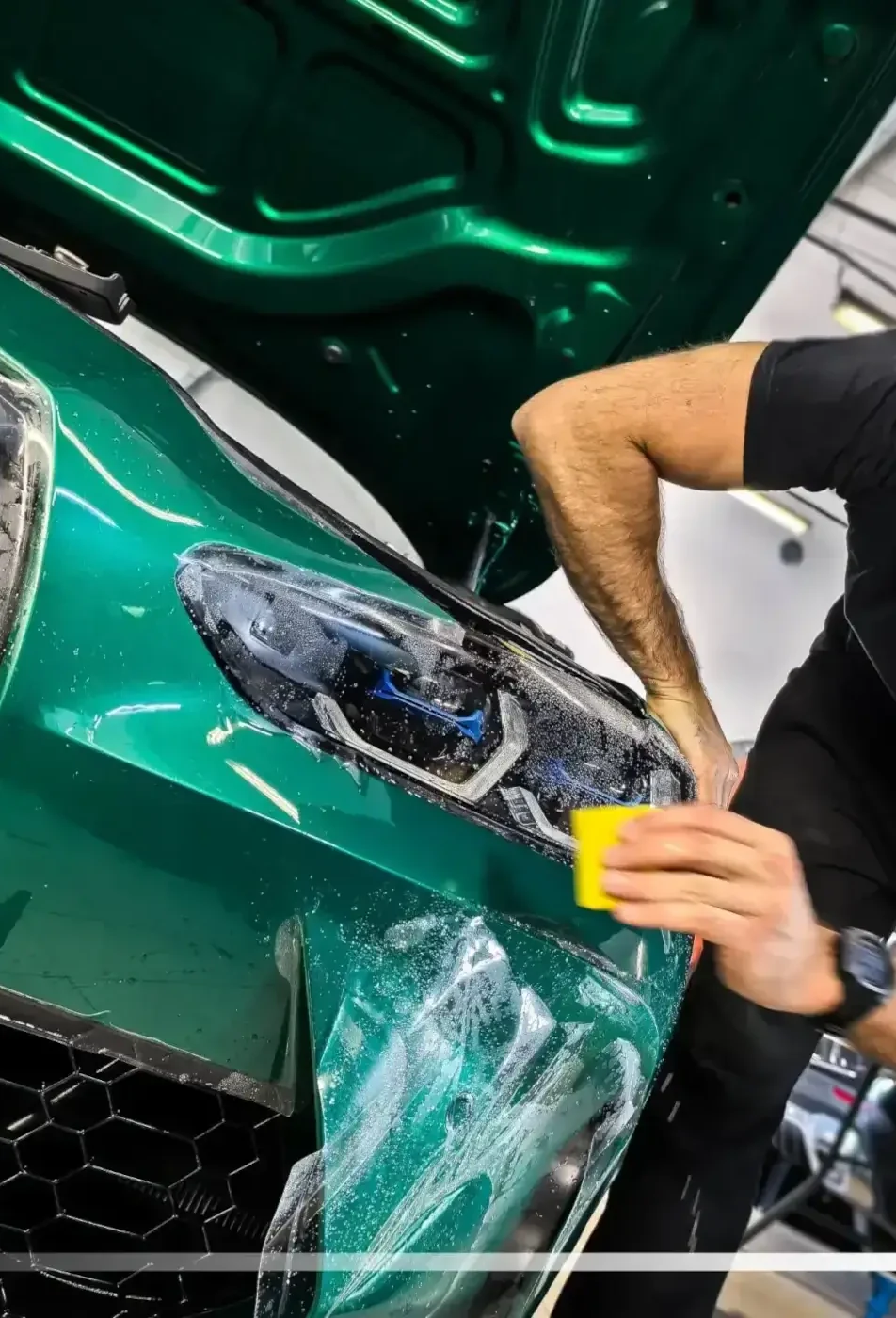 Montaż folii ochronnej PPF na przodzie samochodu – auto detailing Olsztyn